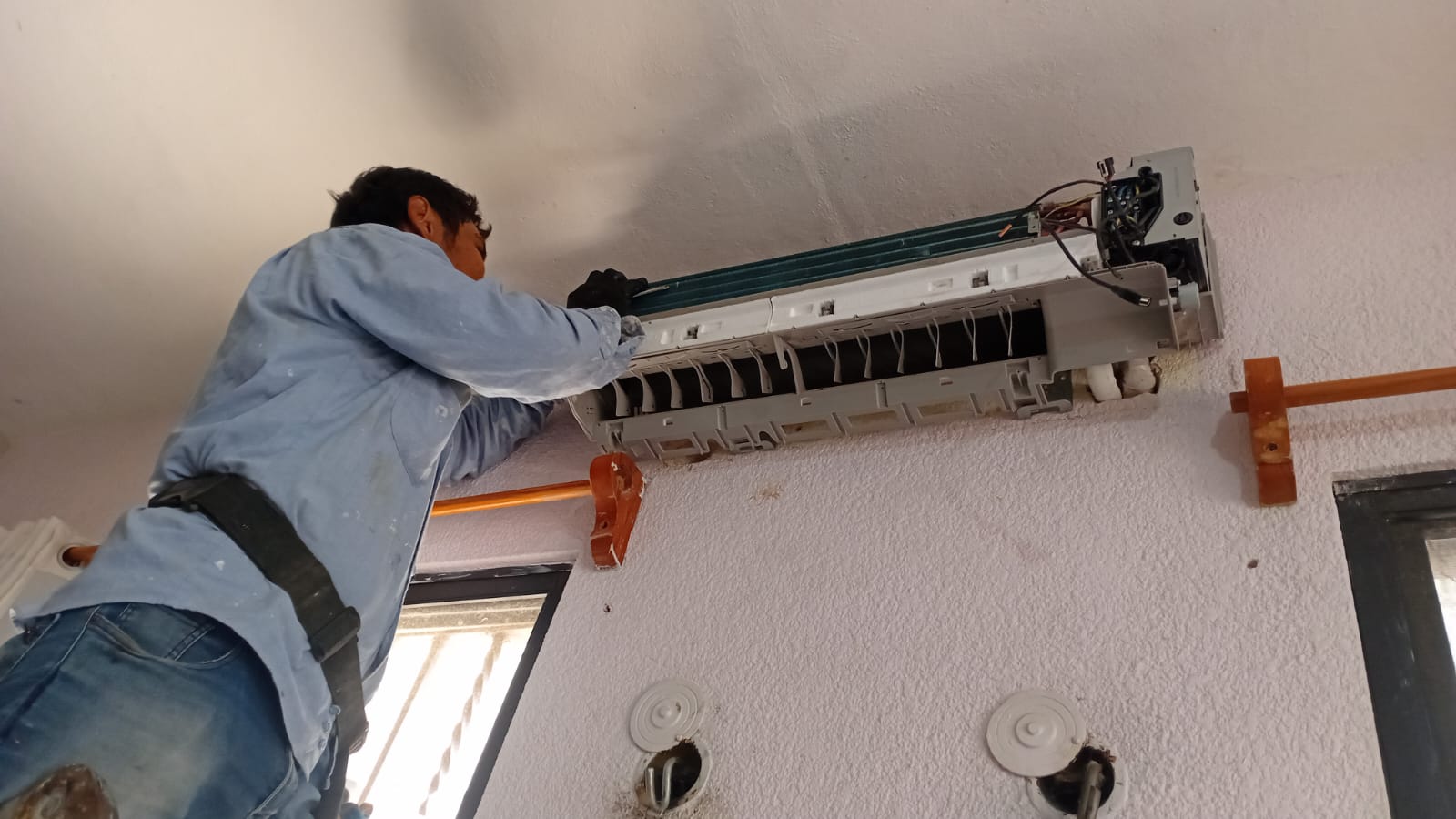 Mantenimiento de minisplit en interior