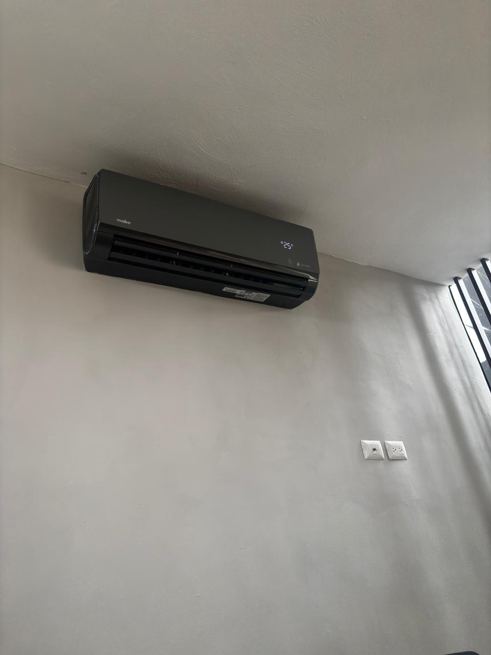 Minisplit instalado en muro interior