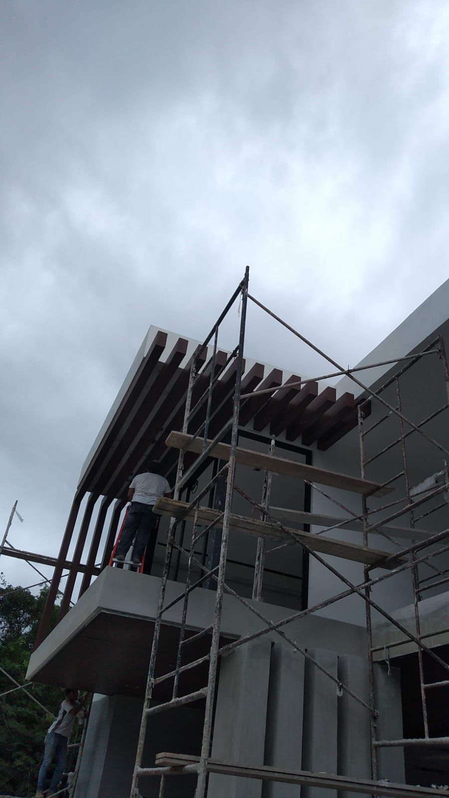 Trabajo de construccion en fachada con andamios
