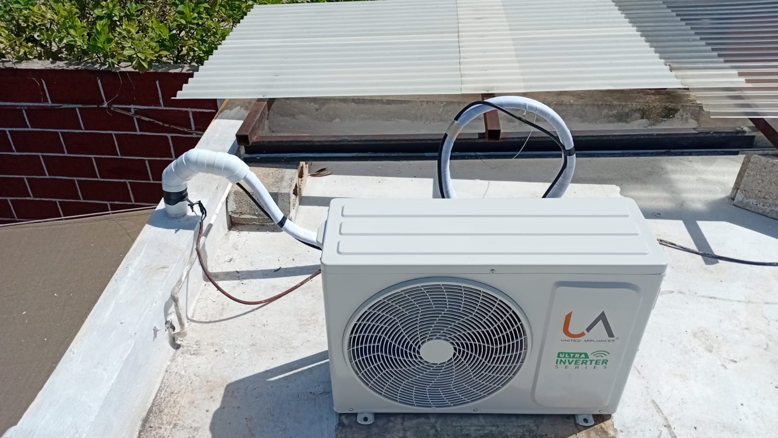 Equipo de clima instalado en exterior